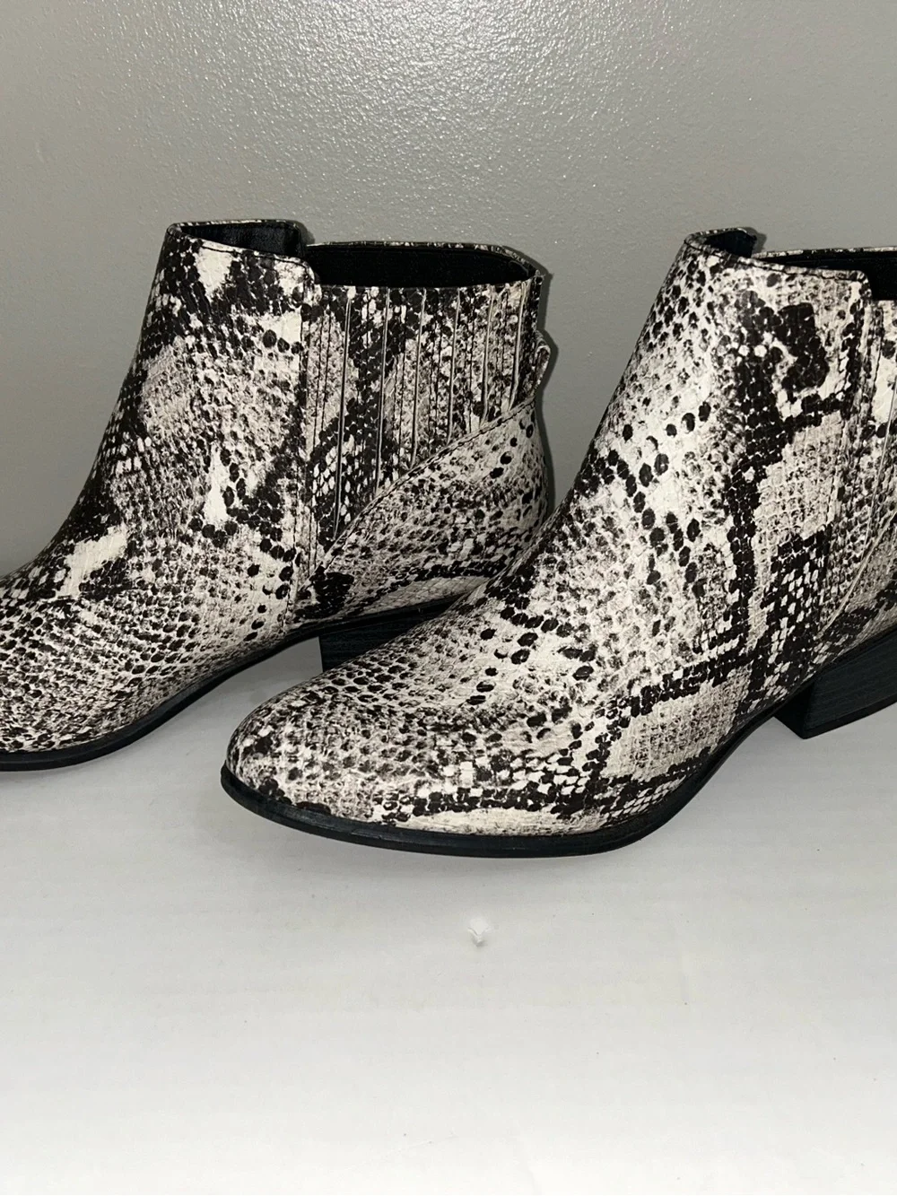 UNIONBAY Black and White Snake-Print Ankle Booties size 8.5